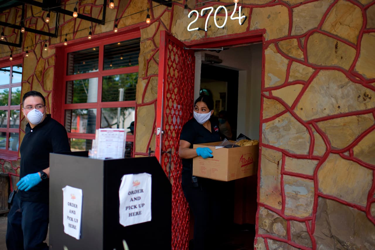 Se recomienda utilizar métodos de pago sin contacto. Donde no esté disponible, se debe minimizar el contacto. Tanto los comensales como los empleados del lugar deben lavarse o desinfectarse las manos después del pago.