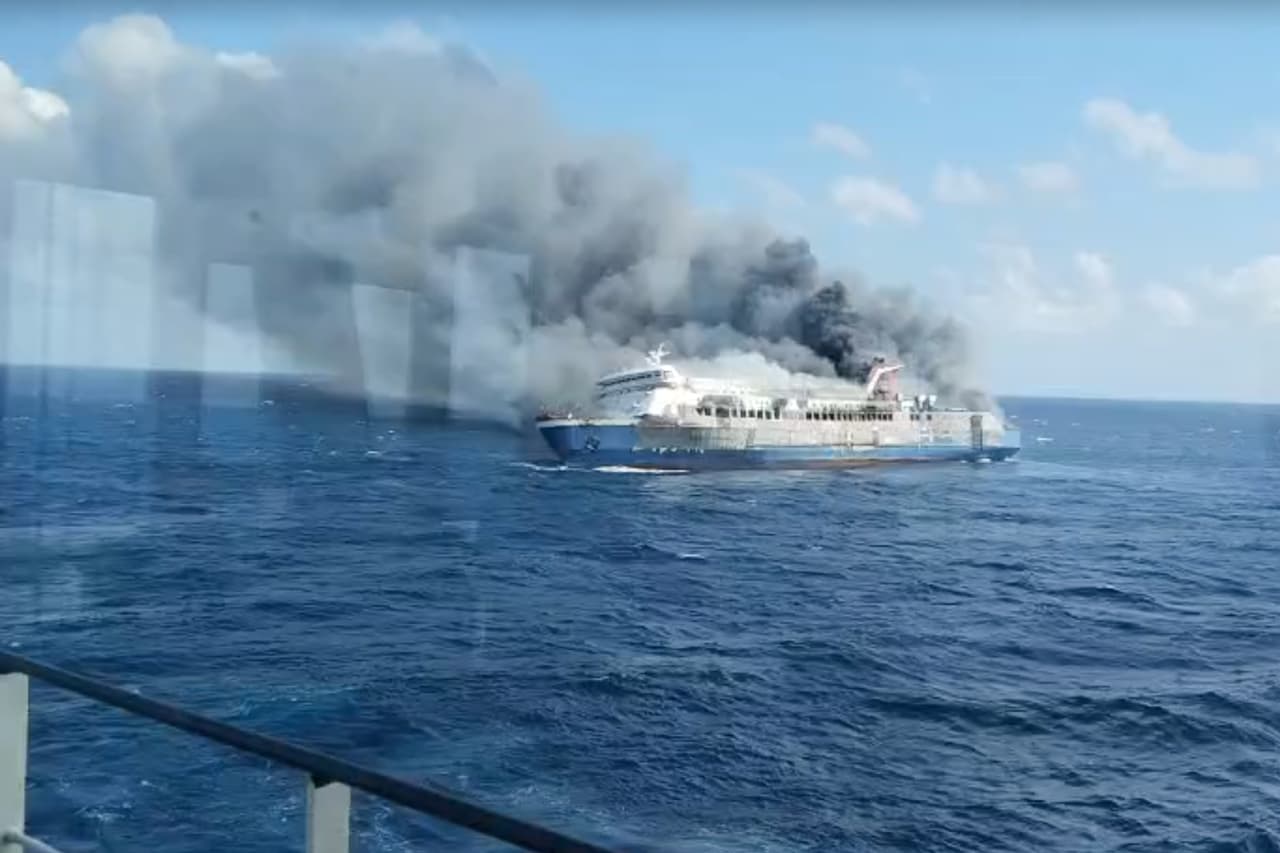 Un incendio en un ferry de pasajeros deja al menos 5 muertos y decenas de desaparecidos en Indonesia 