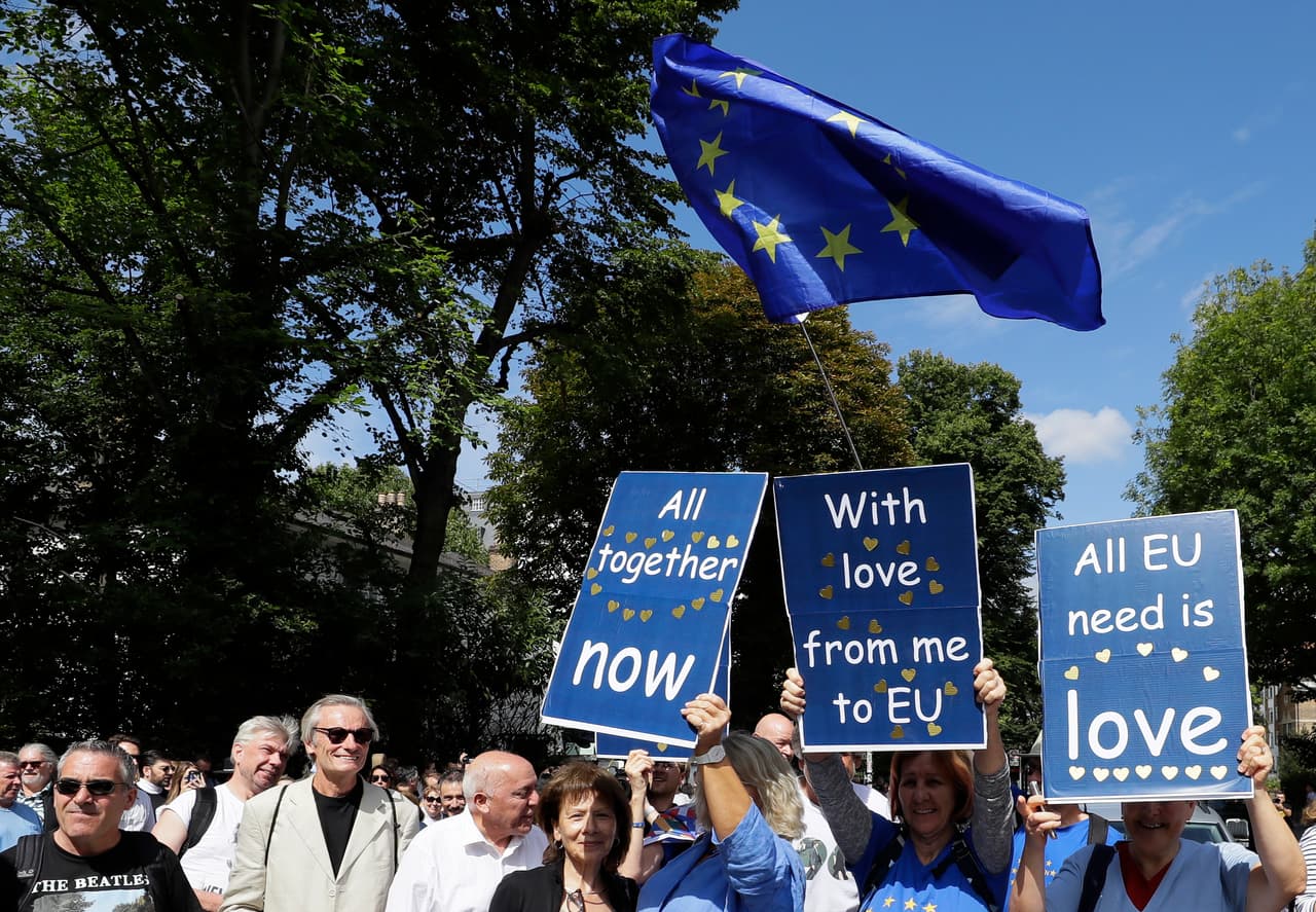 "Todos juntos ahora", "Con amor para la Unión Europea", "Todo lo que la Unión Europea necesita es amor". Manifestantes anti Brexit se unieron a los fanáticos para la fiesta.