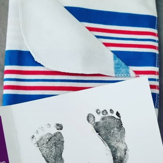 "¿Se han fijado que en la vida todo tiene que ver con fechas? El 24 de abril de 2018 sería la fecha programada para el nacimiento de Mau, mis planes eran echar el resto en libras, ir al hospital, vivir una inmensa alegría y regresar a casa a manos llenas con nuestro bebé para iniciar una nueva etapa de vida. La realidad fue otra, hoy amanecí destrozada pues hoy tengo 22 libras menos, una herida de cesárea aún en recuperación que no se eclipsa por la alegría del fruto, una sabanita que no fue utilizada, sus huellitas, el recuerdo de su olor, su piel, sus manitas, su carita".