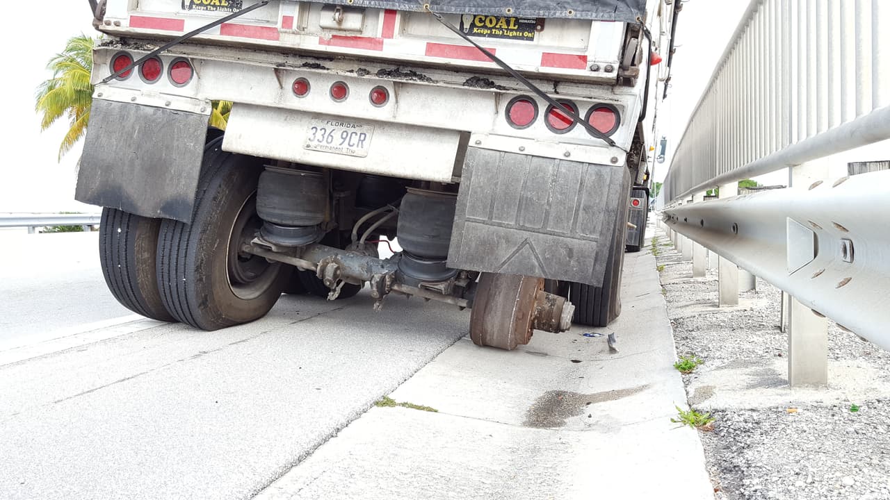 Camión de carga que perdió dos llantas mientras transitaba por el Rickenbacker Causeway.