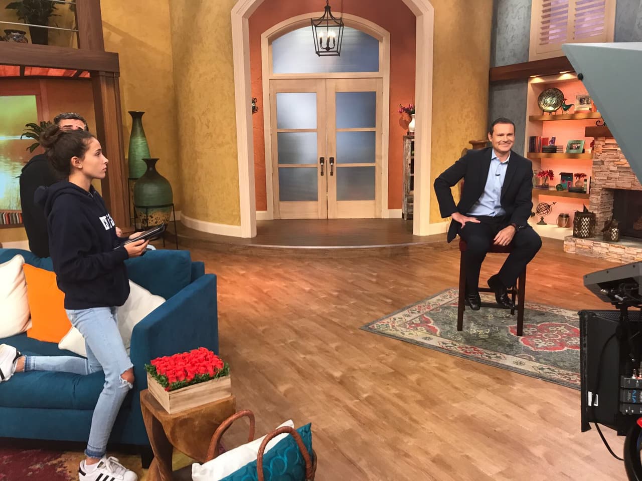 Detrás de cámaras, Alan Tacher muy bien custodiado por su hija Hannah.