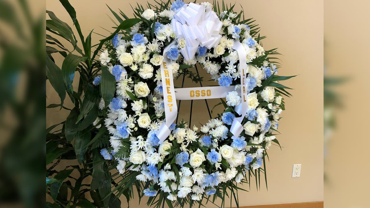 Una caravana de oficiales de la policía escoltó el cuerpo de su compañero.