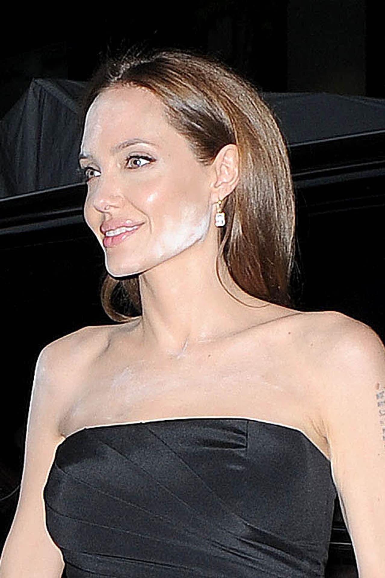 Durante la premiere de la cinta 'The Normal Heart' en mayo de 2014, Angelina Jolie apareció con un evidente rastro de polvo traslúcido.