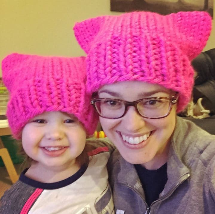 Ashley Lauren muestra su sombrero y el de su hija y dice que marcha para “recordarle a Trump y su administración que las mujeres en este país estamos prestando atención y que no retrocederemos cuando se trata de nuestros derechos”.