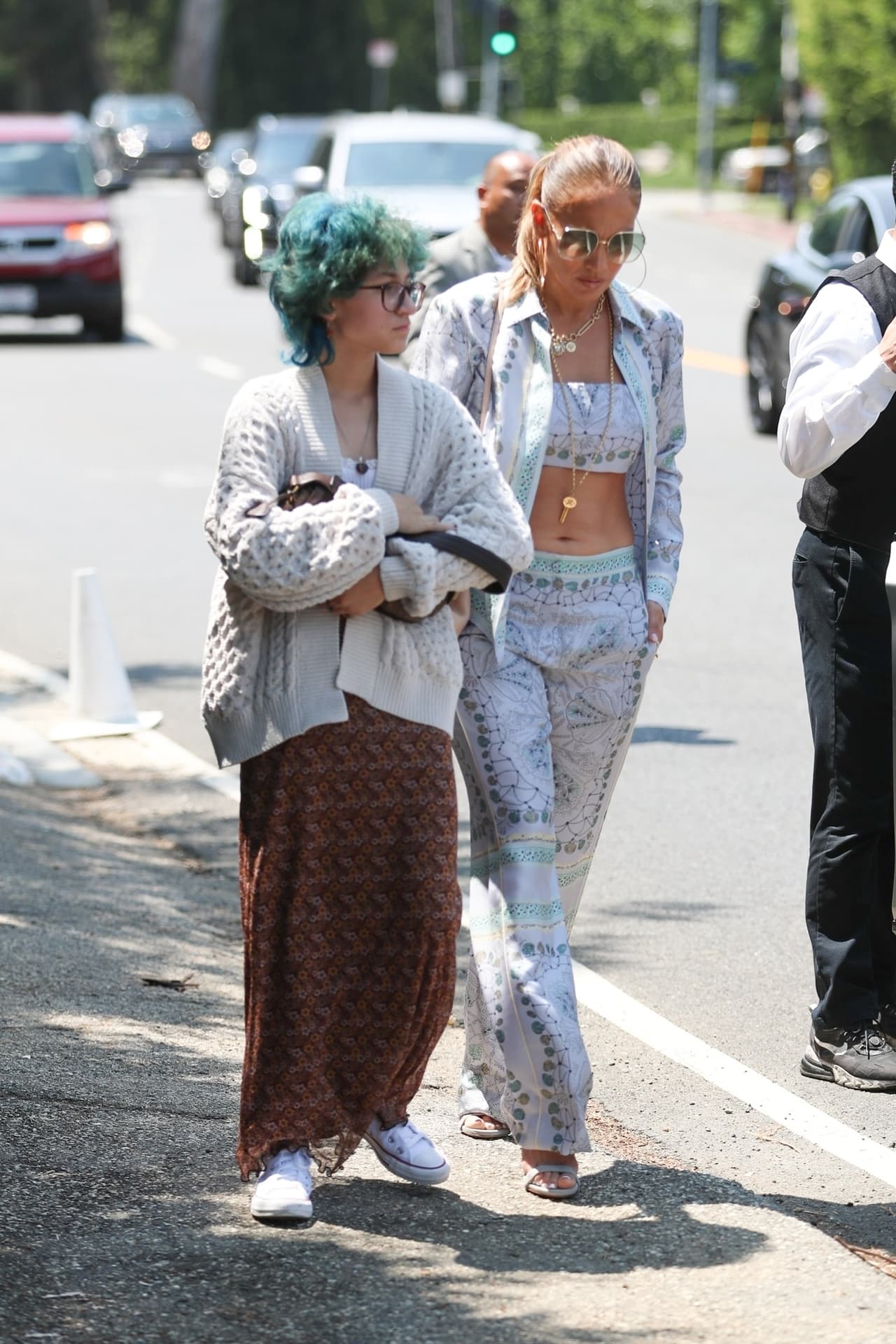 De esta manera, para Ben Affleck y JLo se trató de un 
<b><a href="https://www.univision.com/famosos/ben-affleck-compras-hija-jlo-jennifer-garner-reacciona-fotos" target="_blank">domingo familiar junto a sus hijos. </a></b>
<br>