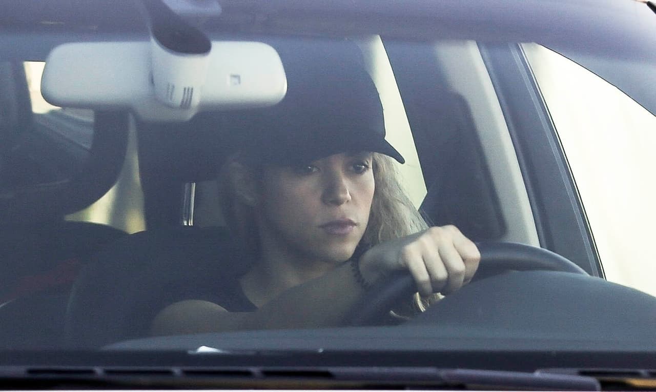 La cantante de 41 años 
<b><a href="https://www.univision.com/musica/shakira-da-la-peor-noticia-a-sus-fans-no-puede-iniciar-su-gira-el-dorado-y-explica-por-que">canceló su gira</a></b> en noviembre del año pasado debido a una delicada afección vocal. Su situación de salud se sumó a sus 
<b><a href="https://www.univision.com/entretenimiento/la-fiscalia-de-barcelona-no-le-quita-el-guante-de-encima-a-shakira">problemas fiscales</a></b>.