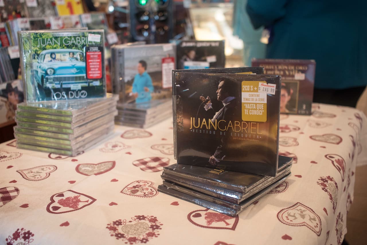 Unos 30 discos, el stock restante de un comercio establecido.