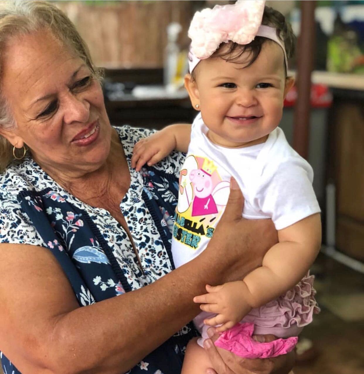 Silvana, la bebé de nuestro chef, estaba feliz en brazos de su abuelita.