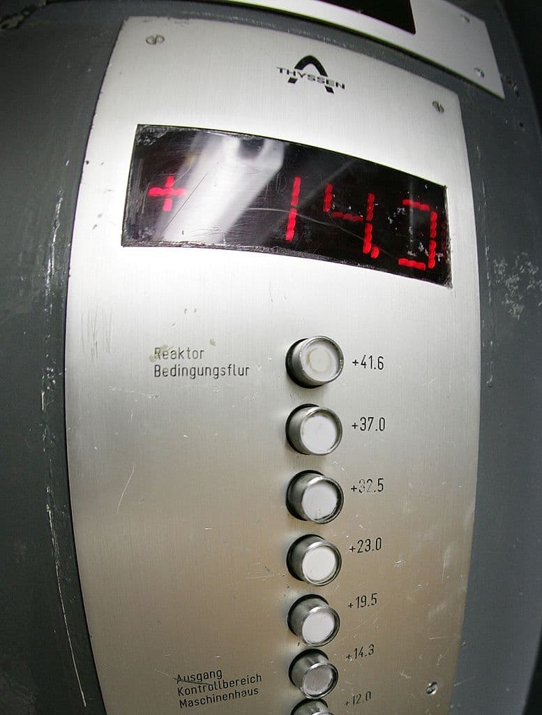 Debes tomar un elevador, pero es esencial que lo hagas completamente solo. Aprieta el botón para el cuarto piso. Luego ve al segundo piso y enseguida, al sexto. Por último, deberás moverlo hasta el piso 10. De inmediato, presiona el botón para el piso 5 - en ese orden particular y es importante recalcar que nadie debe subirse al elevador mientras todo esto pasa.