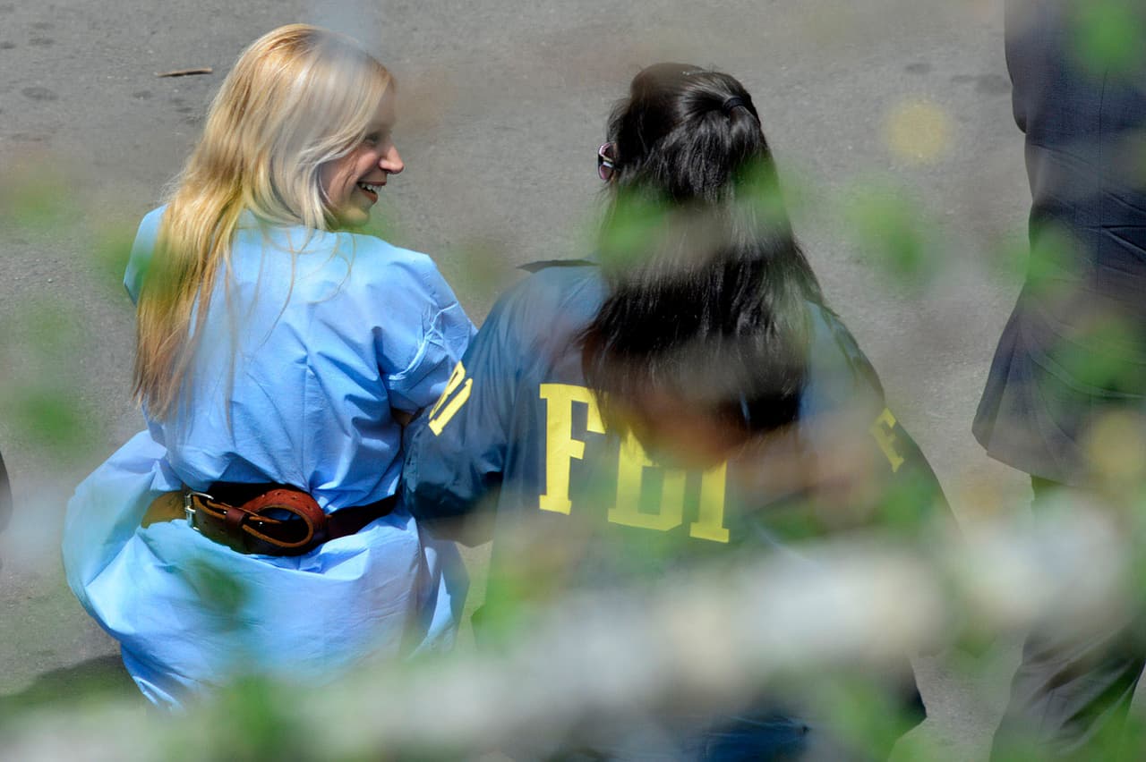 Vázquez luego viajó a Florencia, Italia, y fue arrestada en junio del 2013 tras volar de Italia a España. Ella y su bebé de un mes fueron extraditados a Puerto Rico dos años después, dejando en Europa a las mellizas que tuvo con un hombre en Italia.