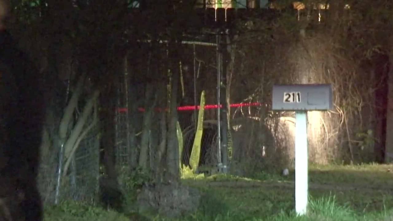 Las autoridades indicaron que la víctima es un hispano, de aproximadamente 40 años, cuya identidad no ha sido dada a conocer.