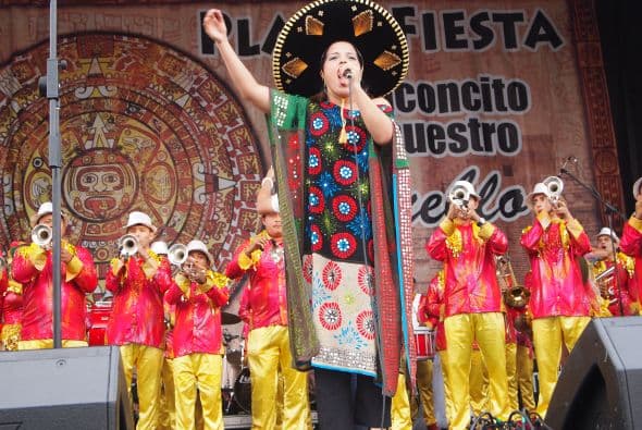 Música, fiesta y un gran ambiente se vivió este domingo en Plaza Fiesta, donde más de 80 mil personas disfrutaron de las Fiestas Patrias junto al equipo de Univision 34. No podía faltar la tradicional música de mariachi.