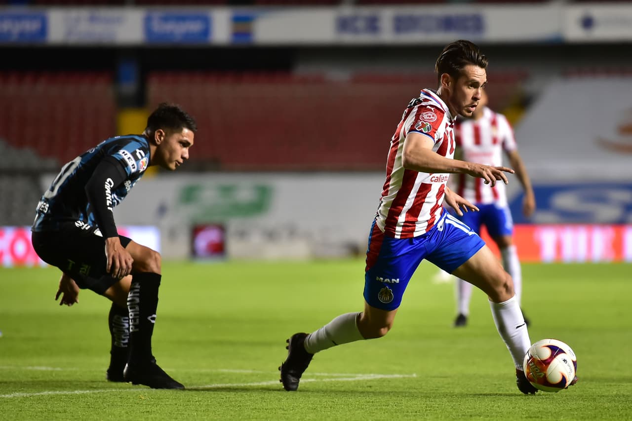 Querétaro y Chivas empatan 2-2 en La Corregidora y se conforman con un puntos. Ambos equipos se quedan con 11 puntos, pero Chivas ese sitúa en la décimo lugar mientras que los Gallos se quedan con la doceava posición.