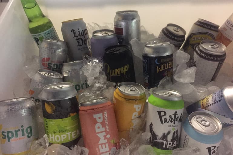 Una nevera llena de botellas y latas en el bar Pop Blue Moon, que organizó noches de sábado sin alcohol en enero con agua de lúpulo cervezas sin y bebidas con infusión CBD derivado del cannabis.