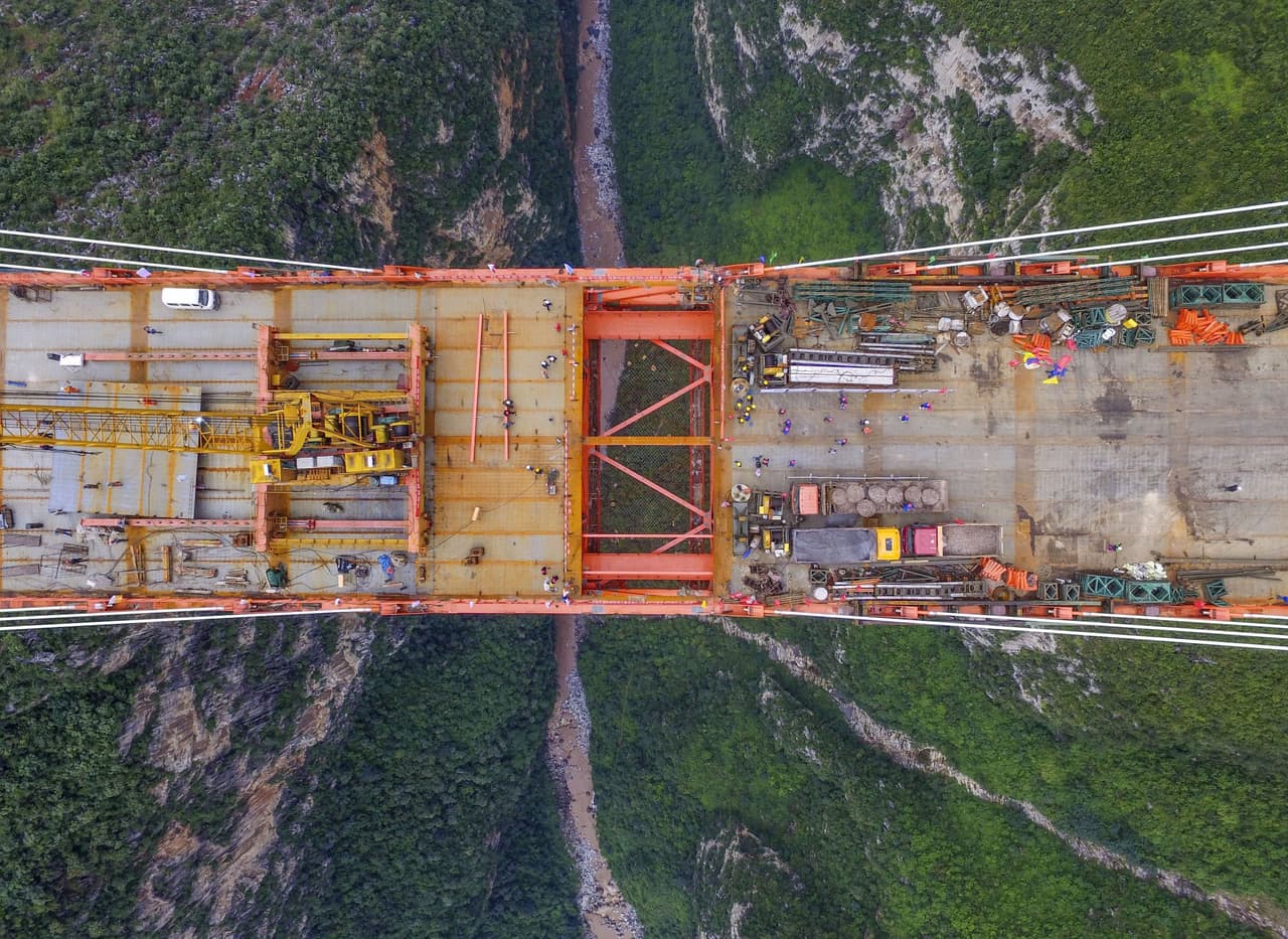 Toma cenital del centro del puente, donde se conectaron los dos lados de la estructura. Desde la cubierta del puente hasta el rio en el fondo del valle hay la altura equivalente a un edificio de 200 pisos.