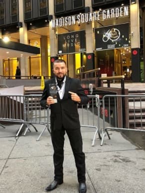 Poncho Lizárraga posó a la entrada del Madison Square Garden de Nueva York previo a la ceremonia de Premios GRAMMY 2018.
