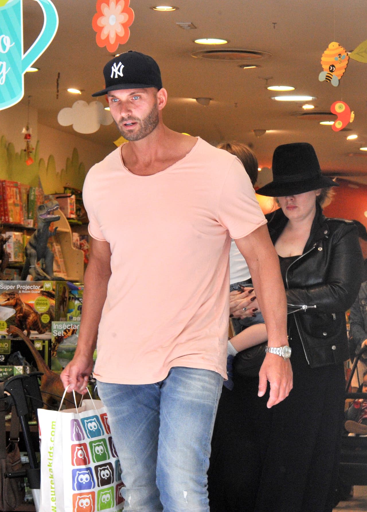 Y es que además de estar como quiere, este caballero, cuyo nombre es Peter van Der Veen, fue considerado por la revista 'Quien' como el guardaespaldas más guapo del mundo.