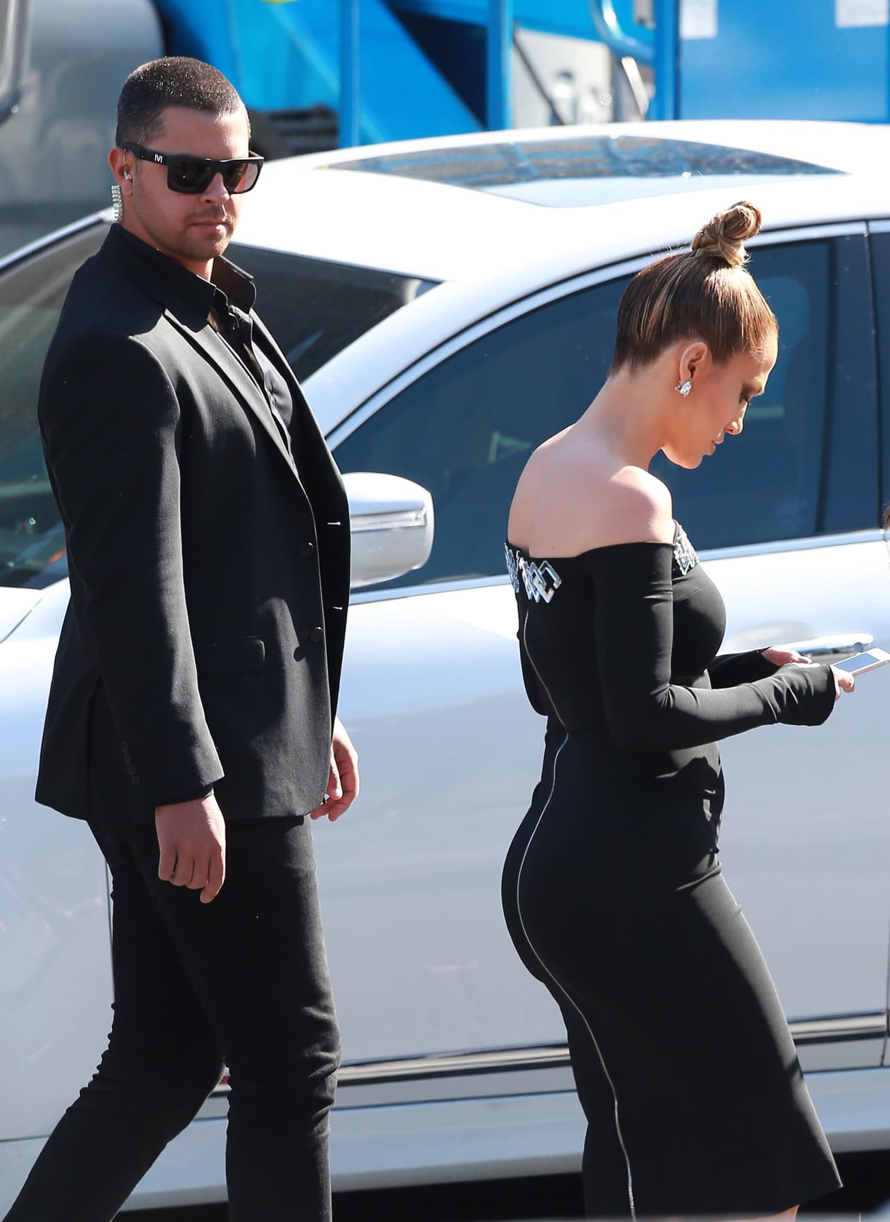 Su 'bodyguard' está tan al pendiente de cuidar de pies a cabeza los intereses de 'La Diva del Bronx', que no deja pasar ni un solo detalle.