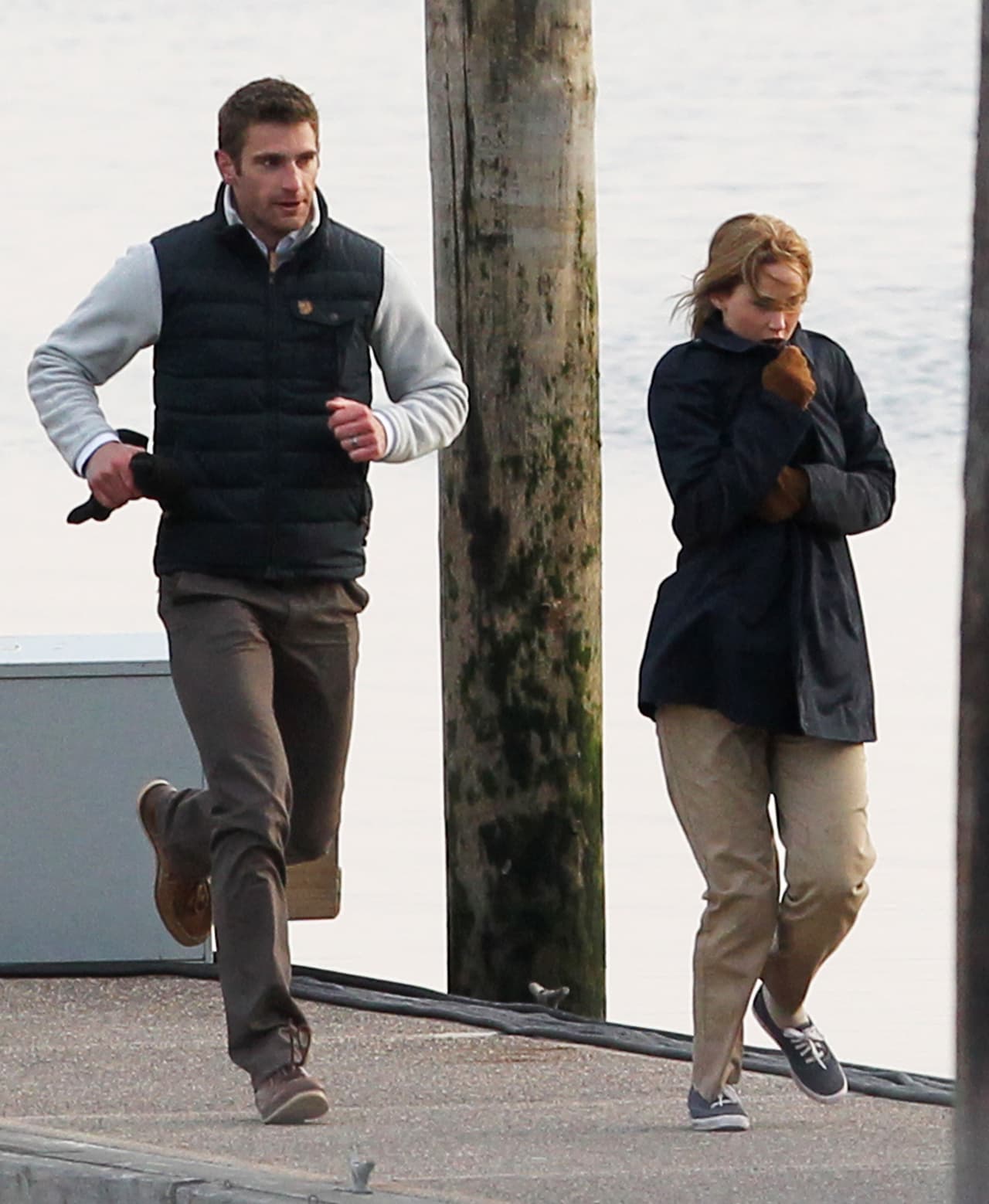 Otro 'bodyguard' guapísimo es el de Jennifer Lawrence. El nombre de este chico es Greg Lenz y es tan profesional que corre detrás de ella sin importar el frío.