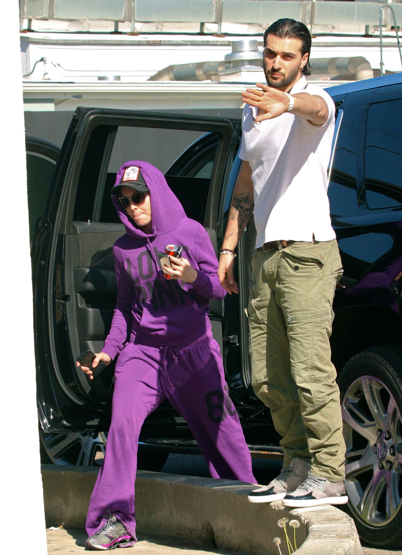 ¿A poco no te gustaría tener un guardaespaldas como este que te acompañe hasta en un día donde ni maquillaje te pones?