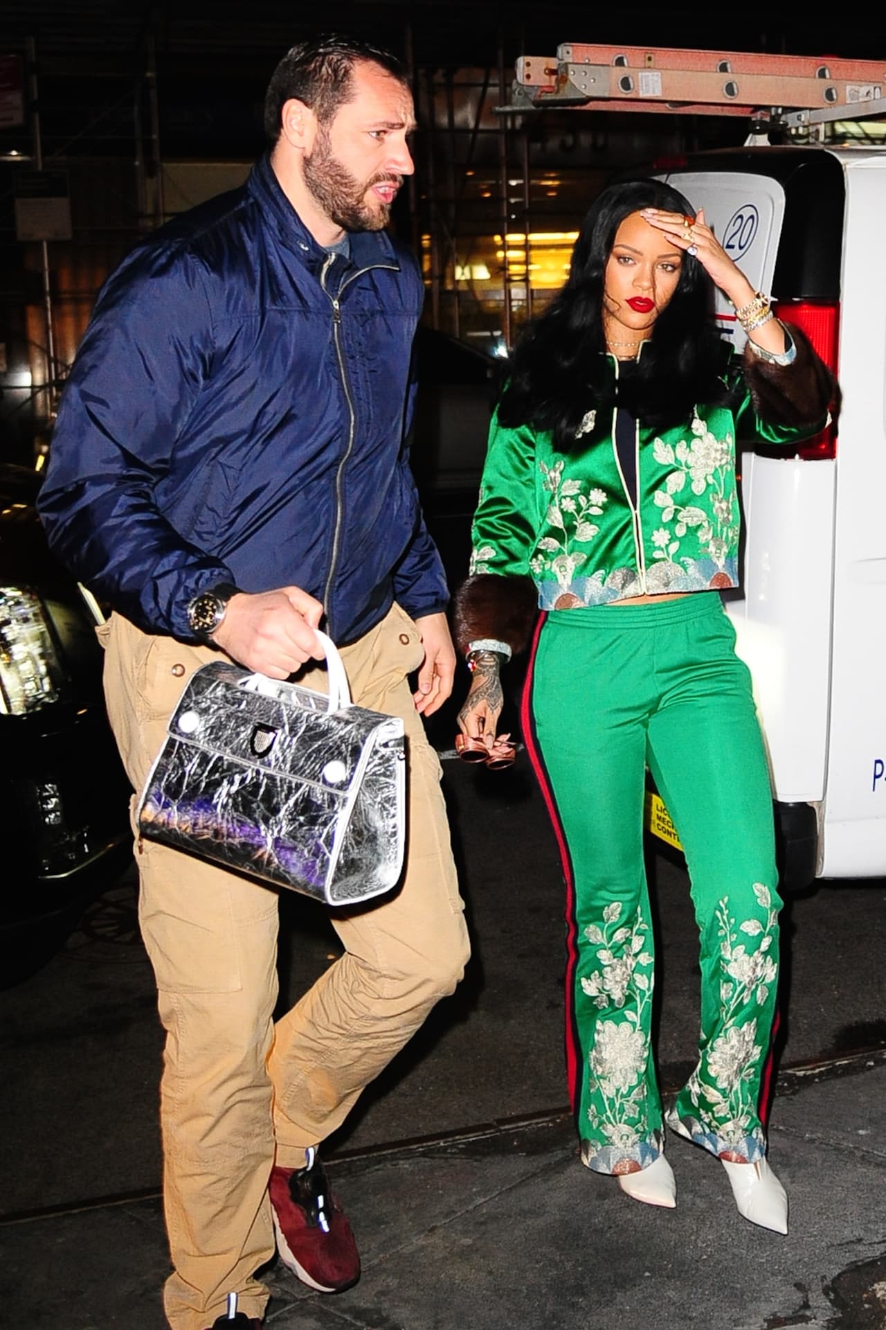 Rihanna no se queda atrás. Mira al apuesto hombre que le carga la bolsa.