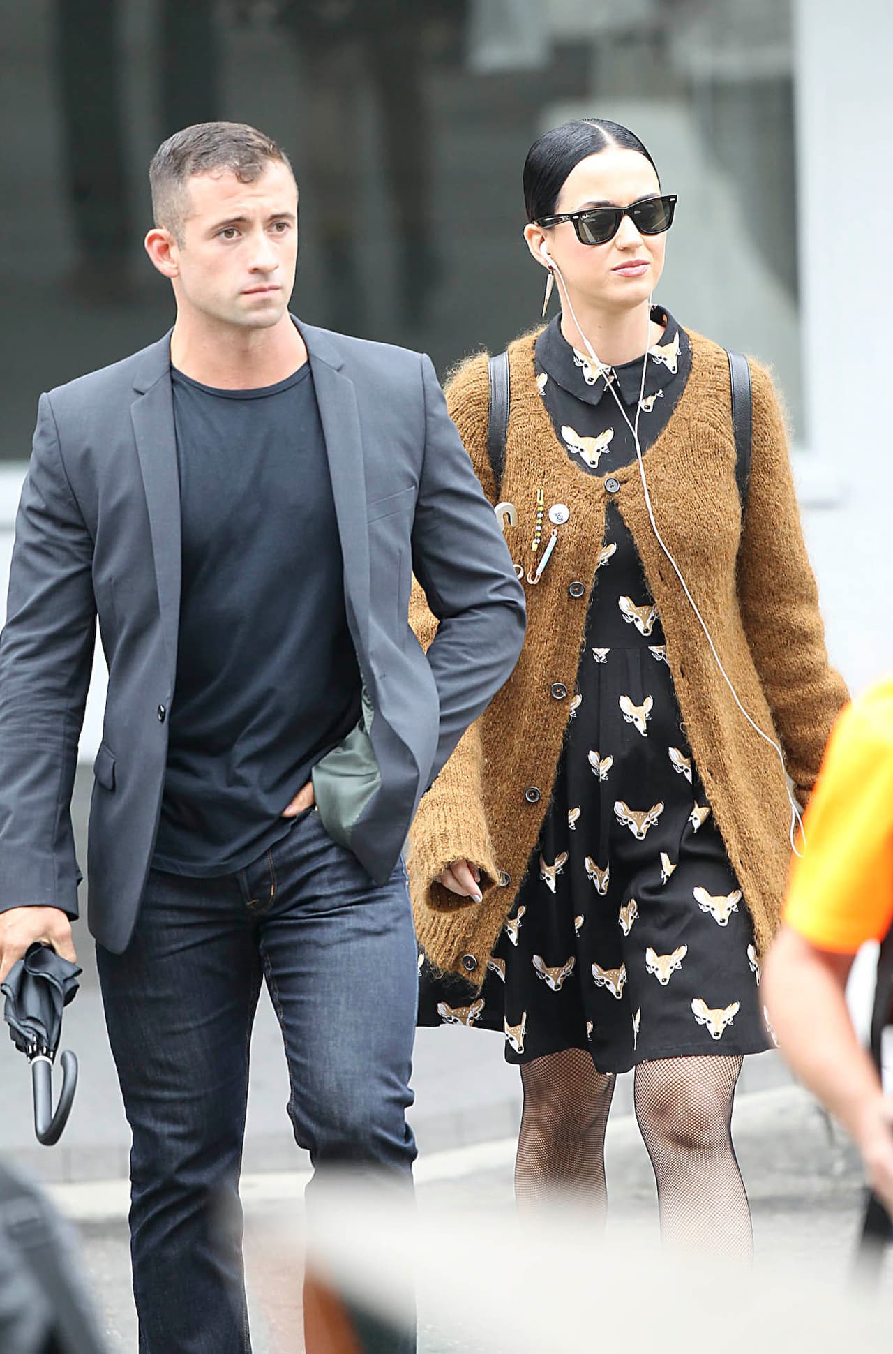 Katy Perry es otra de las famosas cantantes que prefiere sentirse protegida al lado de un apuesto caballero como este.