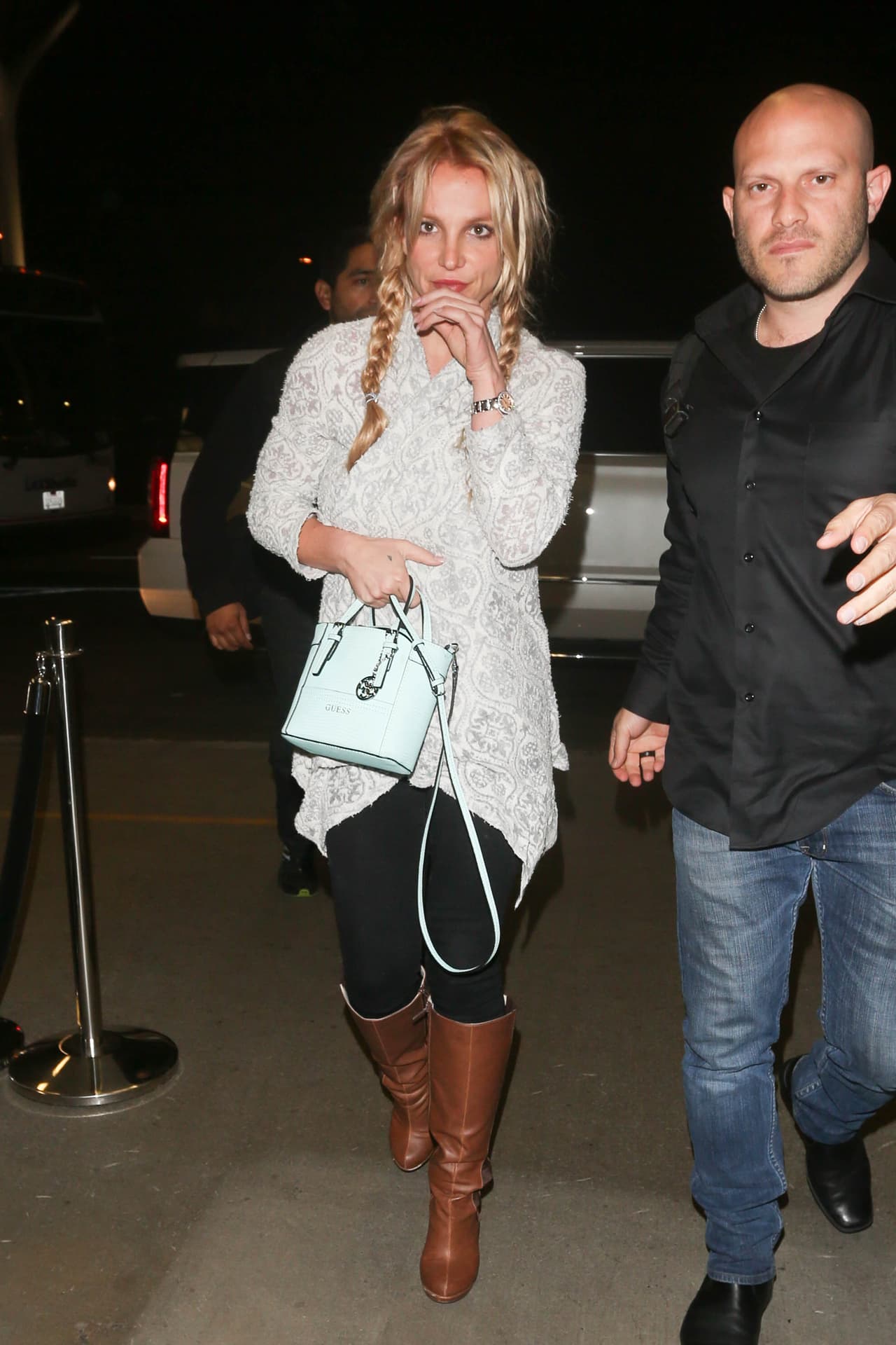 Claro, ella debe de necesitar tener a un buenísimo equipo de seguridad como este para poderla proteger de los incómodos paparazzi.