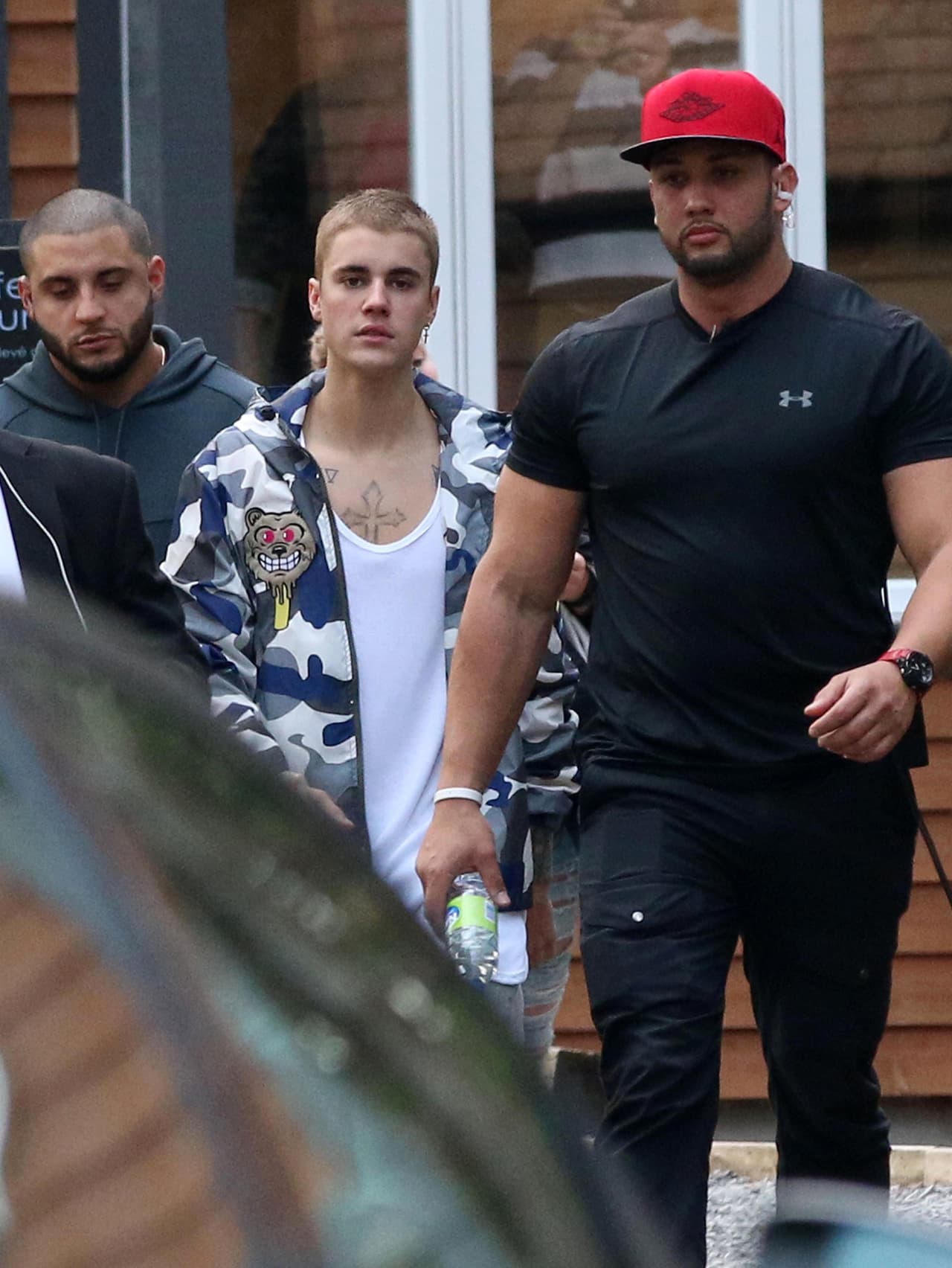 Chicas, no se pongan tristes cuando quieren correr a abrazar a Justin y su guardaespaldas se lo impide, ¡mejor disfrútenlo!