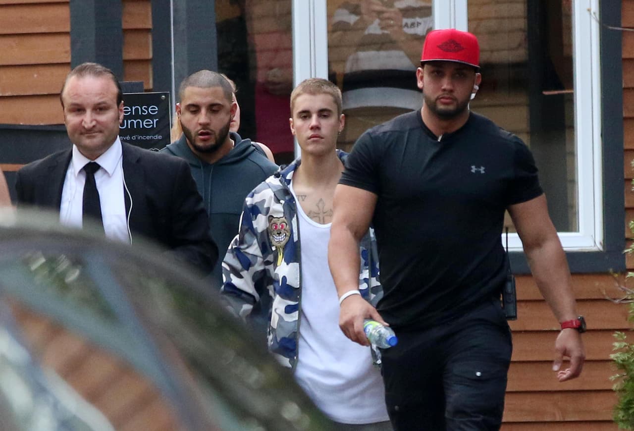 Ok chicas, Justin Bieber podrá ser muy galán y estar muy guapo, pero no sólo él atrae miradas cuando camina por la calle.