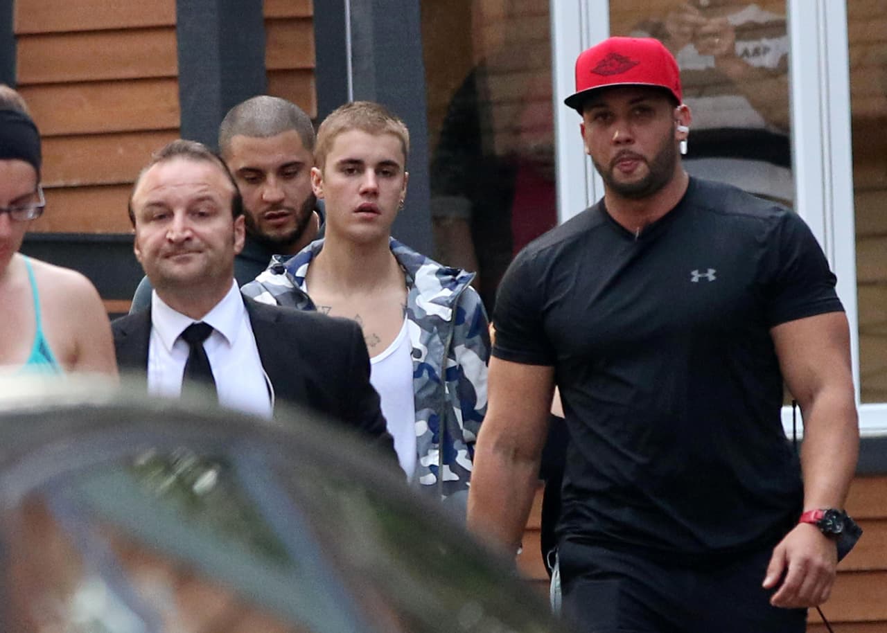 Seguro muchas de ustedes no se habían ni dado cuenta de lo galán que está el 'security' de Justin Bieber, ¿o sí?