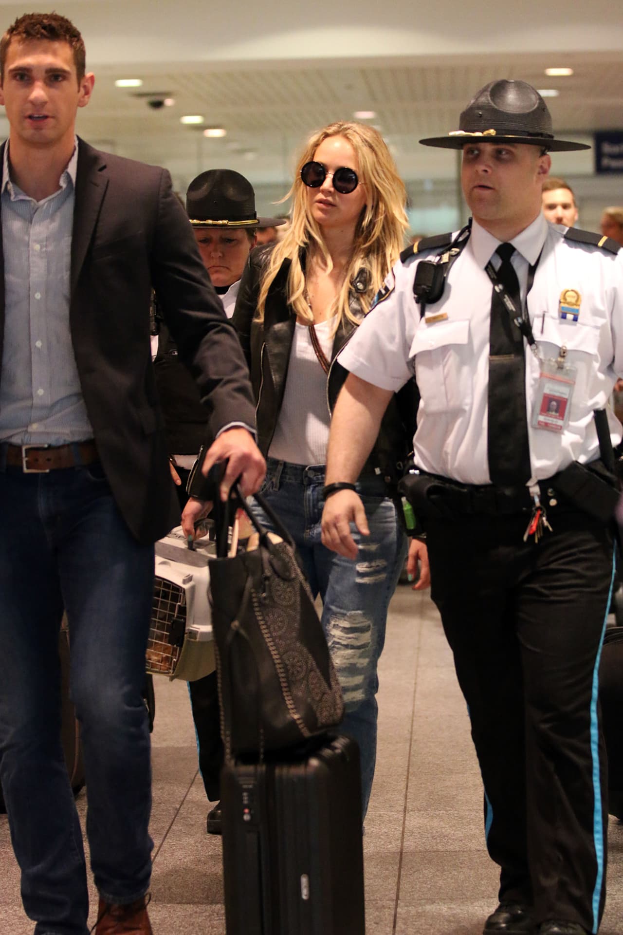 Y la verdad qué envidia, pues además de ser guapo, cuidarte las espaldas y estar al pendiente de ti, ¡también te carga la maleta!