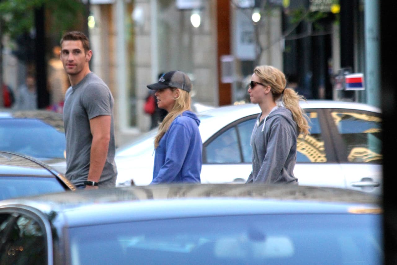 Wow, con chicos así, cualquiera se sentiría bien protegida.