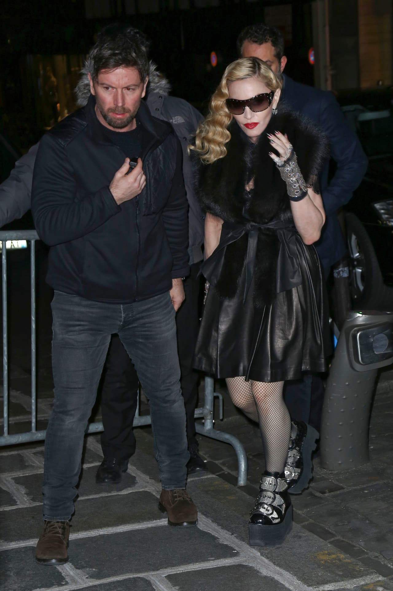 ¿Ya viste lo bien que se ve el guardaespaldas de Madonna en esta foto?