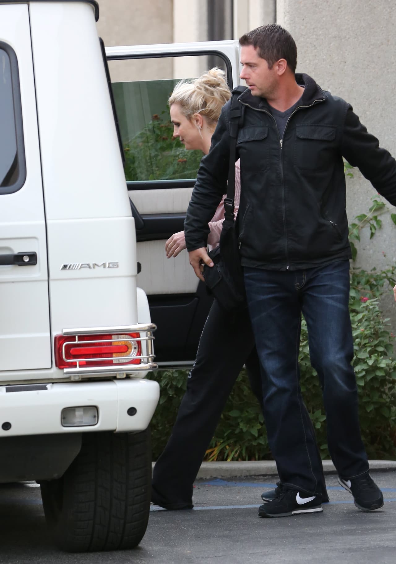 Aunque sabemos que está haciendo su trabajo, toda mujer se sentiría contenta de las atenciones que un hombre así le da.