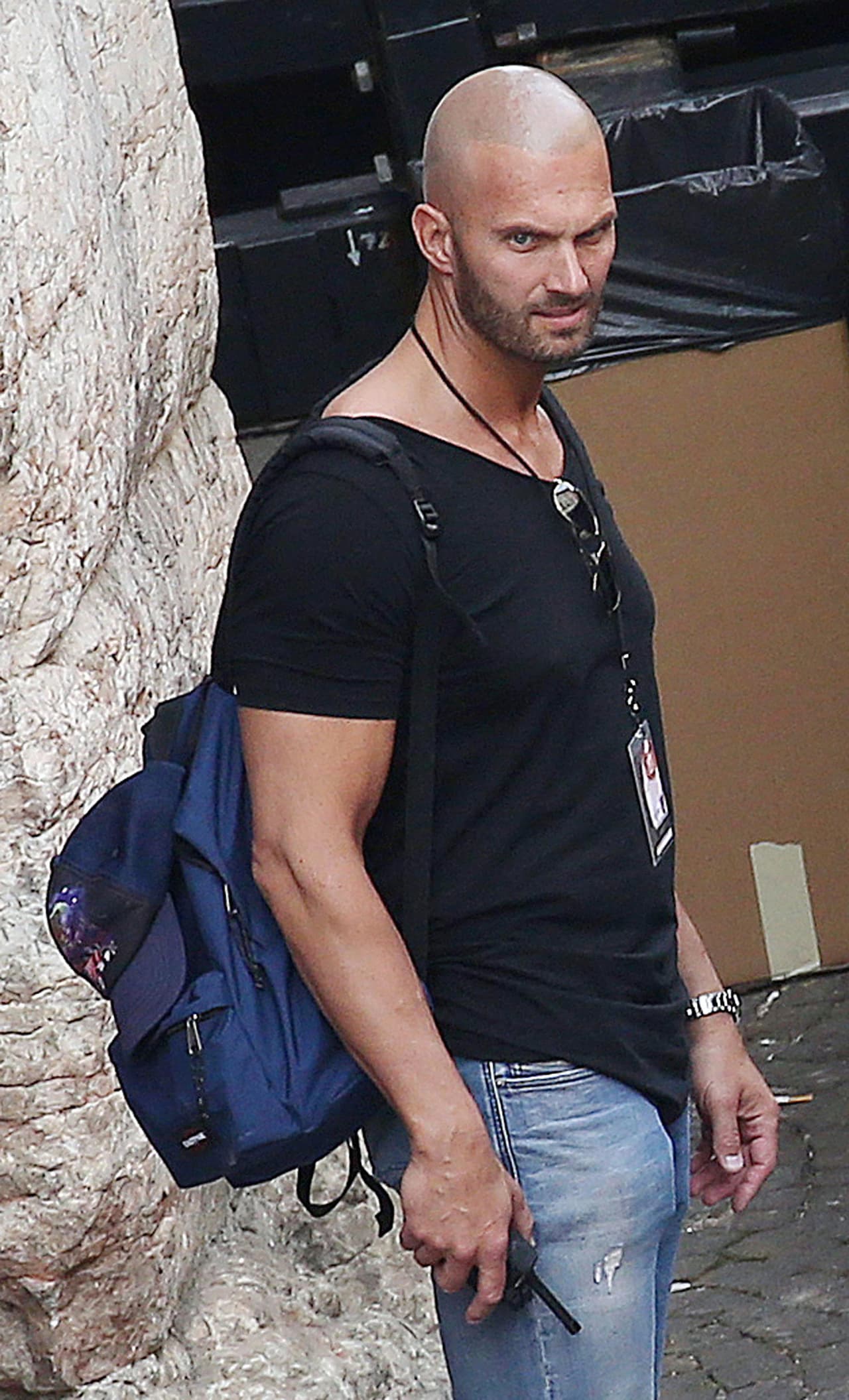 Pero si de guardaespaldas guapos se trata, este hombre robó la atención de todas las mujeres a nivel mundia, tanto que hasta opacó a su jefa.