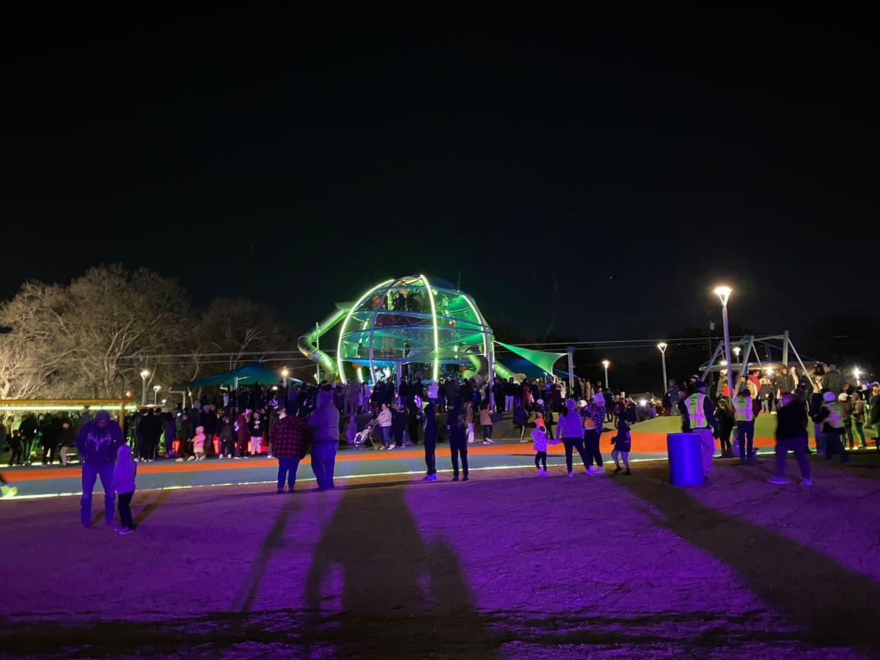 Y aunque había muy bajas temperaturas, las familias, muchas hispanas, acudieron con emoción a la inauguración de Joya. Este parque está ubicado por la Interestatal 35 y Valley View, en Oran Good Park, en la ciudad de Farmers Branch, al norte de Texas.