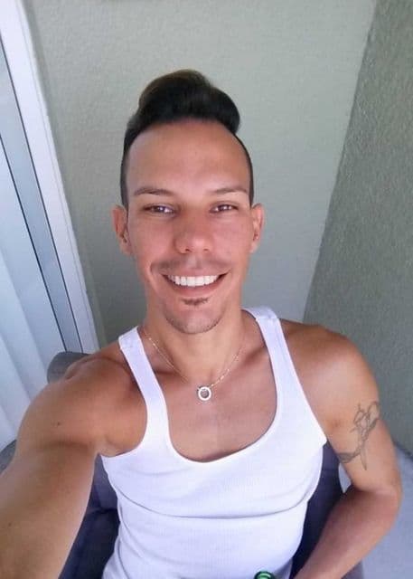 Martín Benítez Torres de 33 años de edad era enfermero y llevaba cuatro meses viviendo en Tampa. Era un joven muy alegre y positivo. Estuvo en la discoteca con su novio –también boricua– Michael Morales, quien es atendido en un hospital tras recibir cuatro balazos en una pierna. Entre sus últimos mensajes en Facebook se encuentra uno que lee: “Hoy soy un hombre de bien, luchador, que lo da todo sin esperar nada a cambio, dispuesto a volar alto”.