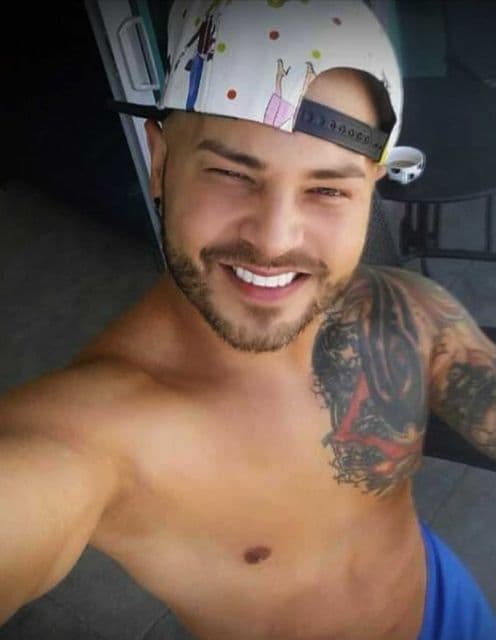 Luis Daniel Conde de 39 años de edad trabajaba como estilista y falleció junto con su pareja Juan P. Rivera Velazquez, de 37, en Pulse. Ambos tenían un salón de belleza en Kissimmee, Florida. Los homenajes a los dos estilistas se multiplicaron en redes sociales.