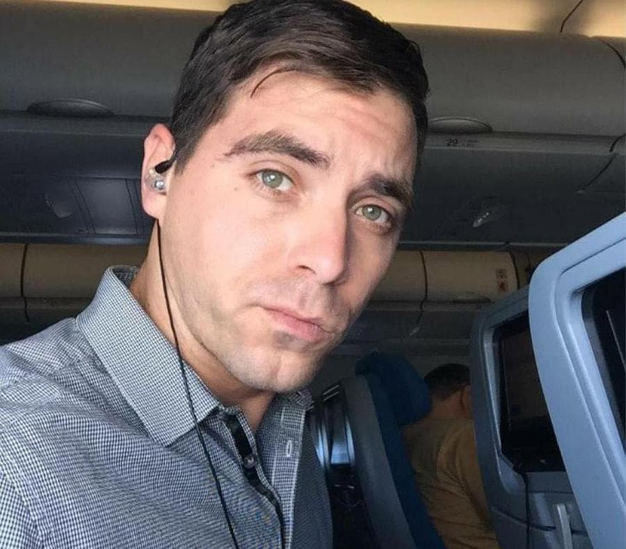 Edward Sotomayor de 34 años fue descrito como una persona alegre, festiva que siempre formaba parte de cualquier evento. Trabajaba en Sarasota como mánager nacional en la empresa que organizaba viajes de crucero para gays, AI and Chuck Travel. Recientemente había regresado de Cuba en el primer crucero gay organizado a la isla. Su frase de siempre era: “No podemos tener miedo”.