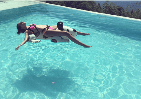 ¡Relaaaax total! Qué vida tan deliciosa la que se da esta guapura de mujer.