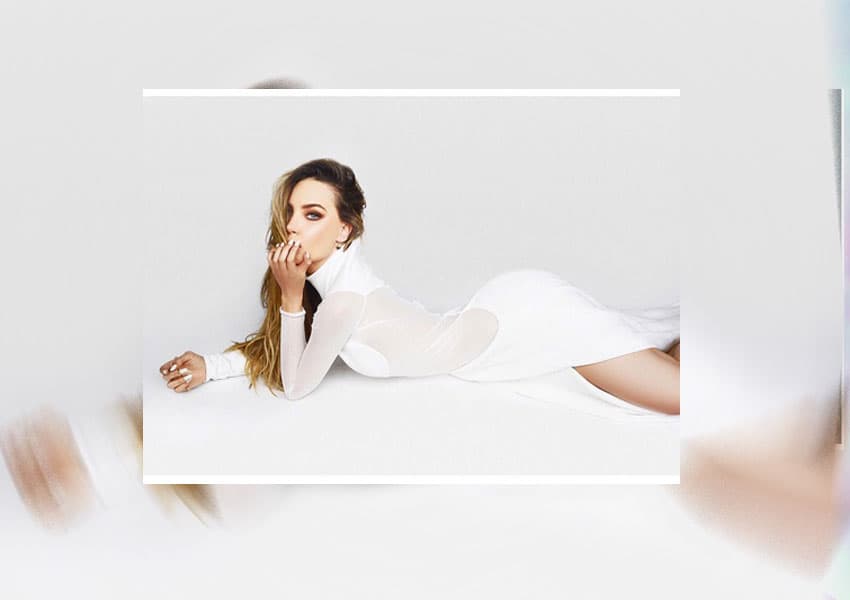 En blanco y con transparencias, esta bella cantante sabe lucir perfecto sus curvas.