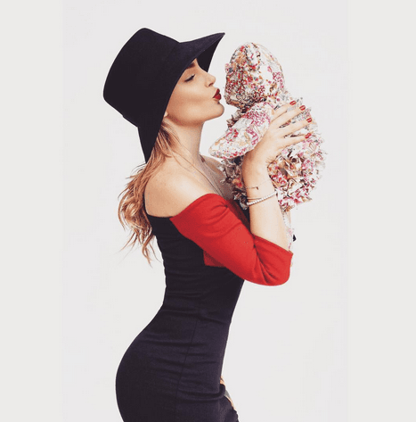 Pero cuando no está luciéndose en bikini también la vemos súper chick con algunos vestiditos.