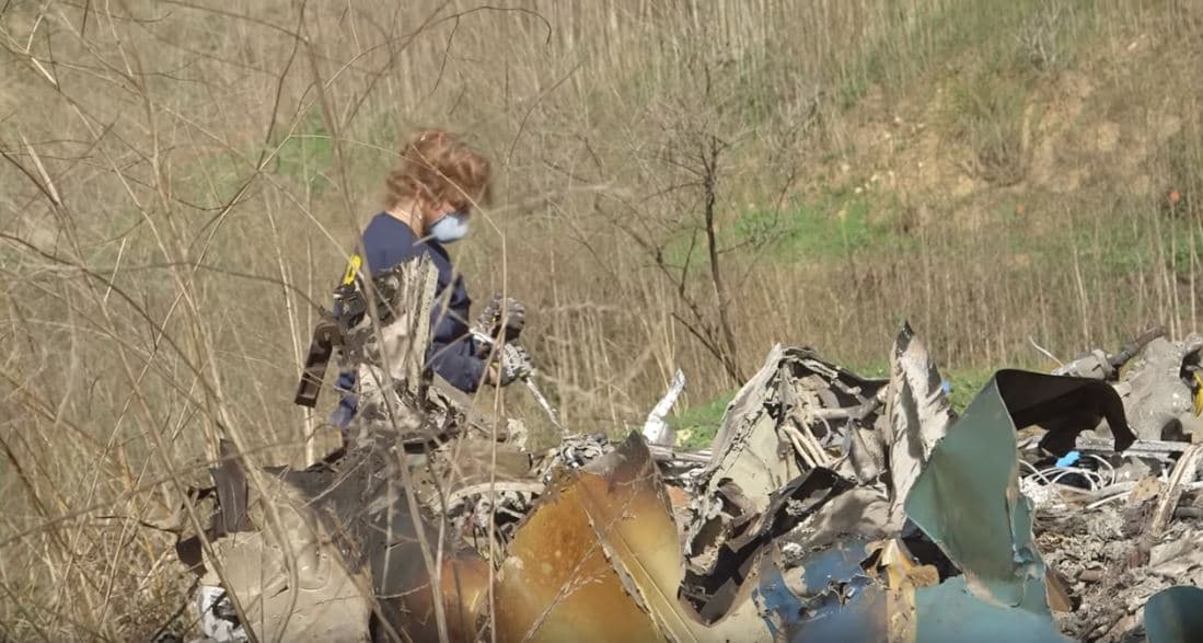 De acuerdo con el reporte, el aparato se estrelló en las 
<a href="https://www.univision.com/local/los-angeles-kmex/esta-es-la-zona-en-la-que-se-estrello-el-helicoptero-en-el-que-viajaba-kobe-bryant-video">montañas del sector Las Virgenes Road en el área de Calabasas</a> alrededor de las 10:00 a.m el domingo 26 de enero.