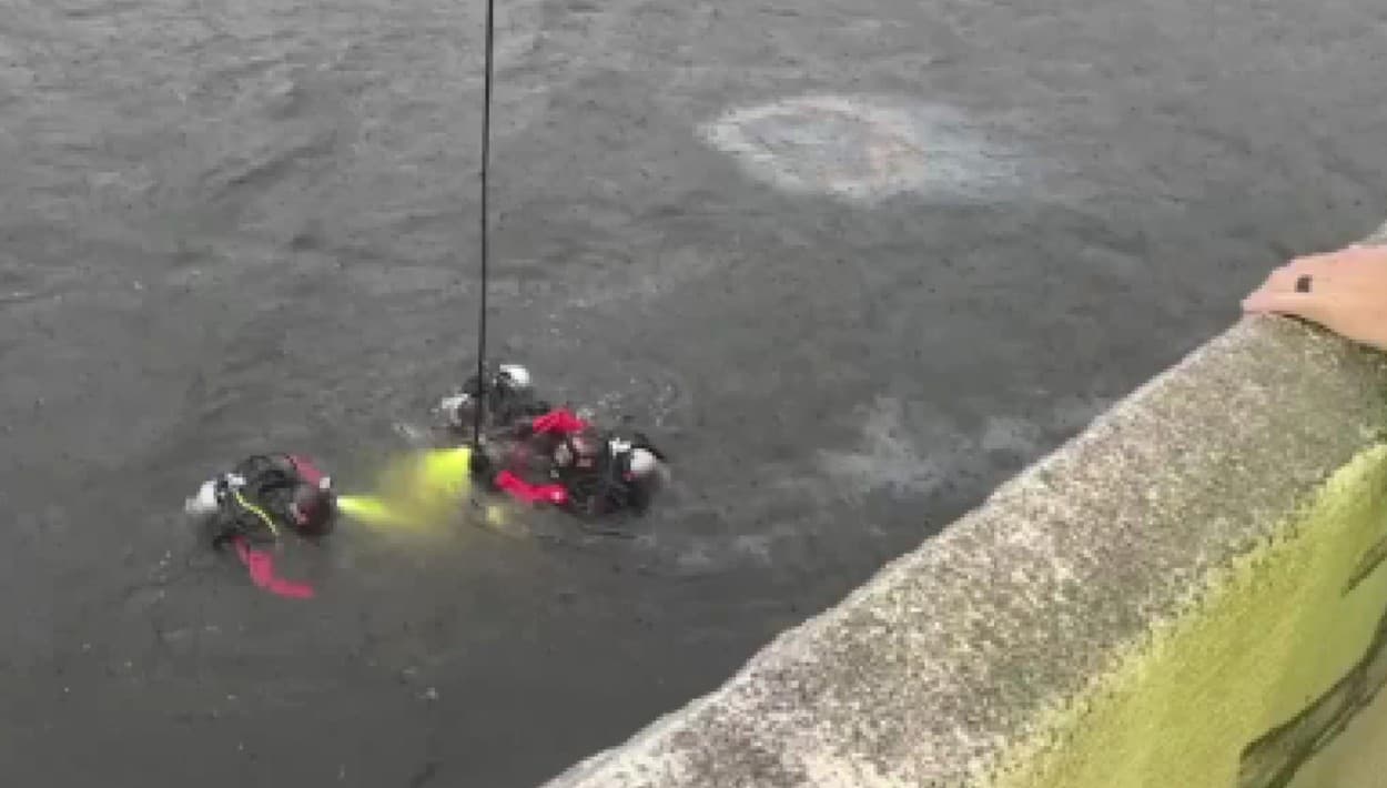 En la mañana del lunes, buzos especializados fueron clave en la recuperación de la parte frontal del camión, donde quedó herido de muerte el conductor, una de las cuatro víctimas mortales del huracán Debby en Florida.