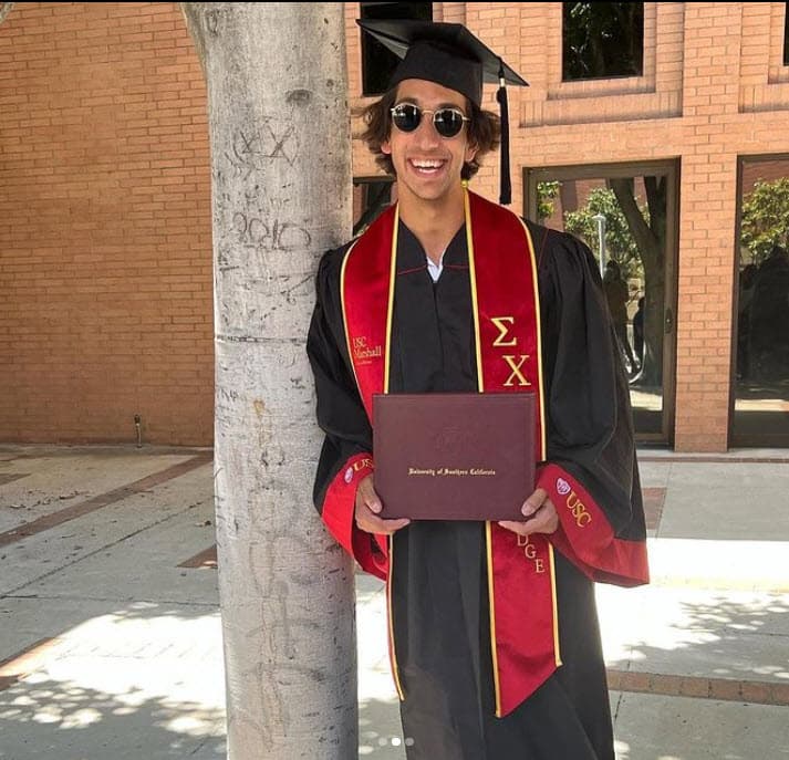 <a href="https://www.univision.com/famosos/lorenzo-luaces-guapo-hijo-lili-estefan-fotos">Lorenzo por fin terminó la licenciatura</a> en Comunicación en la Universidad del Sur de California.
<br>