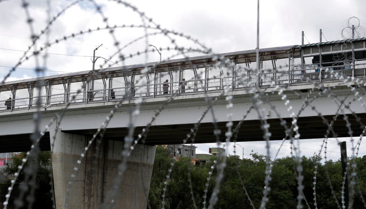 Barricadas a la orilla del río Grande, al fondo el puente internacional McAllen-Hidalgo. El general
<a href="https://www.univision.com/noticias/politica/gobierno-enviara-5-200-efectivos-del-ejercito-a-la-frontera-sur-antes-de-que-llegue-la-caravana-de-migrantes"><u>O’Shaughnessy</u></a> apuntó que los militares trabajarán junto a la Patrulla Fronteriza en el resguardo de la frontera primero en Texas, y luego en Arizona y California.