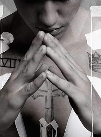 Según TMZ, la portada del material causó polémica debido a que tiene una cruz en el pecho, y además aparece 'topless'.