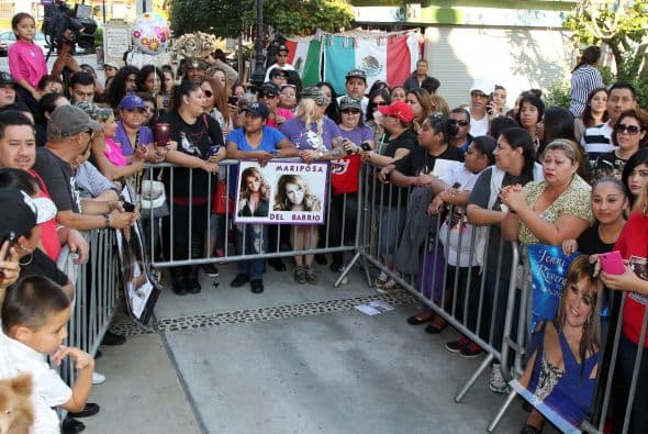 Sus fieles fans siempre la esperaban afuera de los recintos con letreros y fotografías.