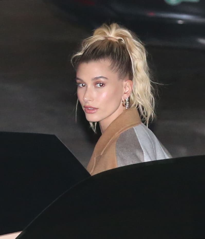 Algunos fans creyeron que la publicación de la modelo era una amenaza directa hacia Gómez y comenzaron a insultarla y criticarla, así 
<b><a href="https://www.univision.com/famosos/selena-gomez-pide-a-sus-fans-amabilidad-al-dia-siguiente-de-que-hailey-baldwin-recibiera-ataques-video" target="_blank">lo reportó Univision</a></b> cuando surgió la ola de mensajes.